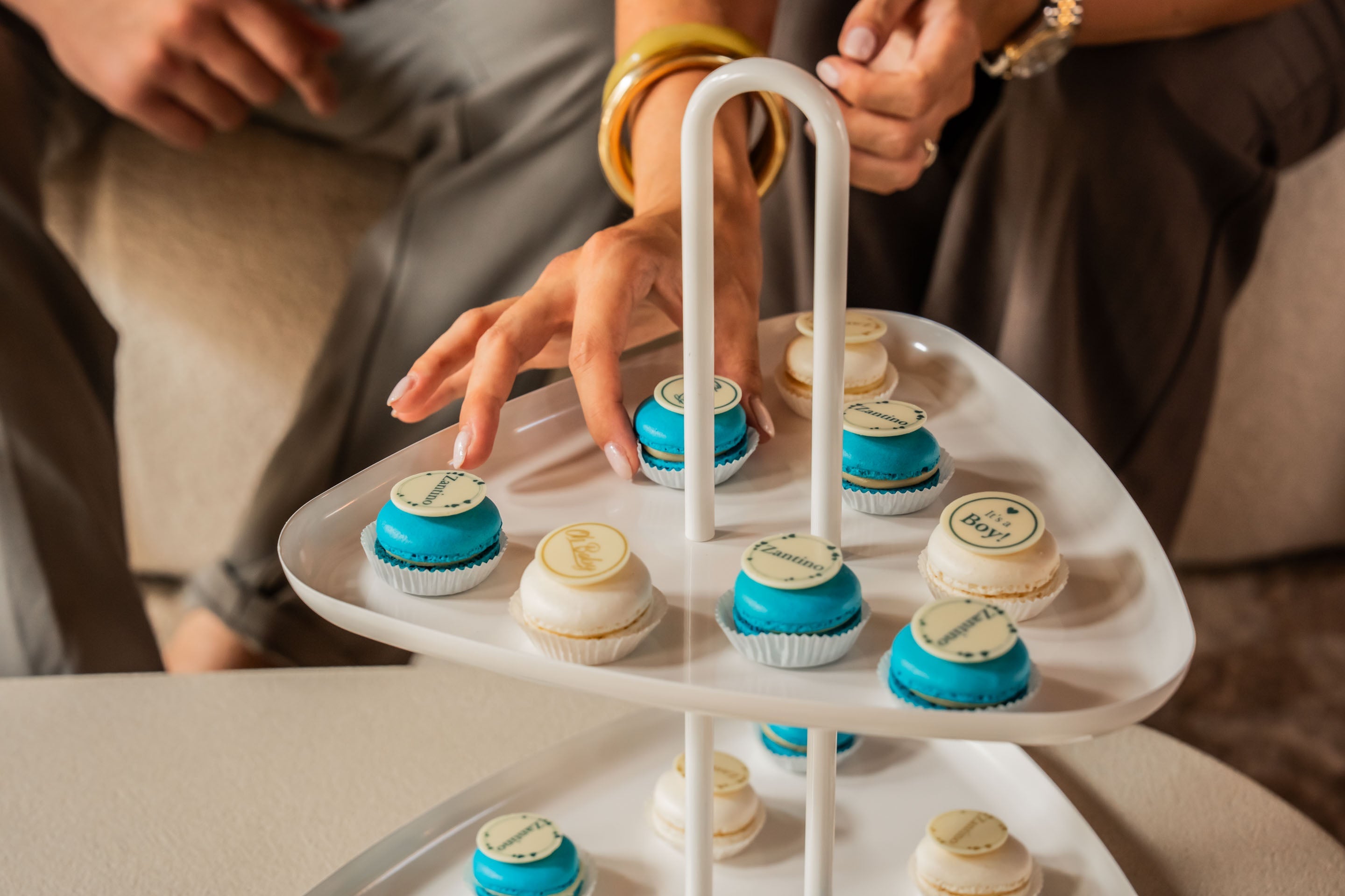 Geboorte macarons wit/ beige - Oh Baby - 12 stuks GeboorteMacarons