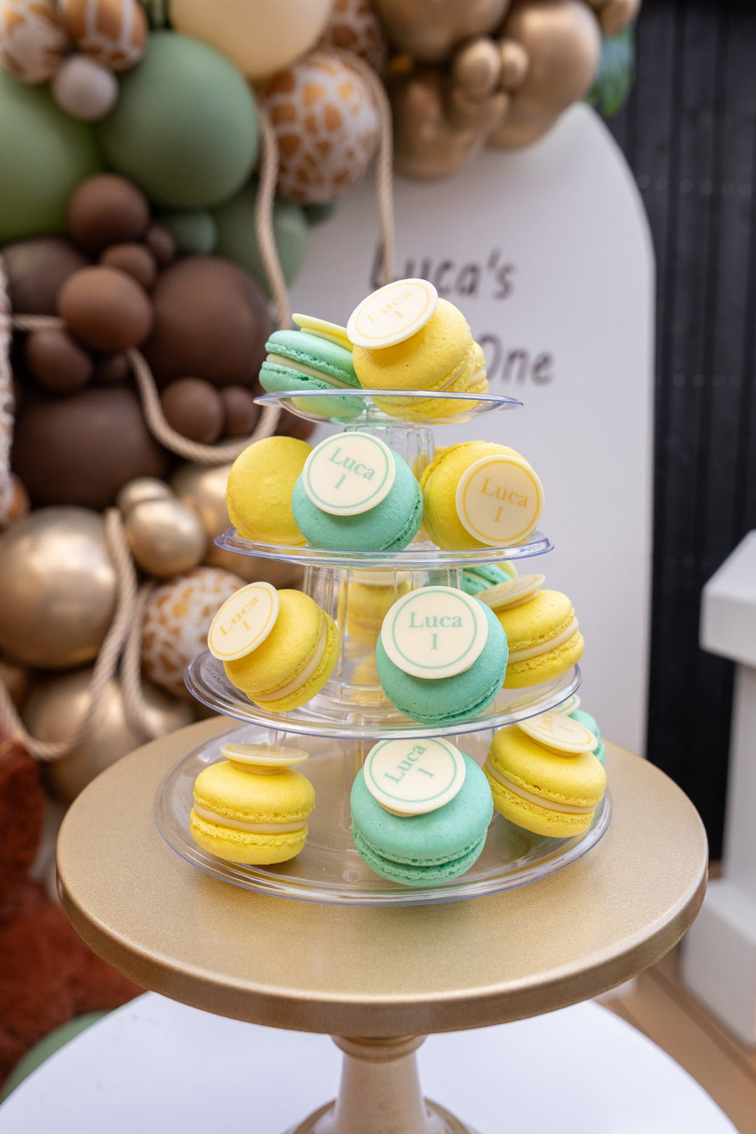 Verjaardag macarons - Naam + Leeftijd - 12 stuks GeboorteMacarons