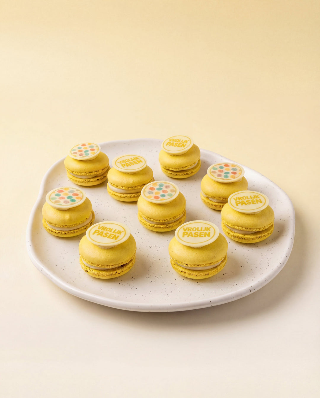 Paas macarons 12 stuks lichtgeel Geboortemacarons
