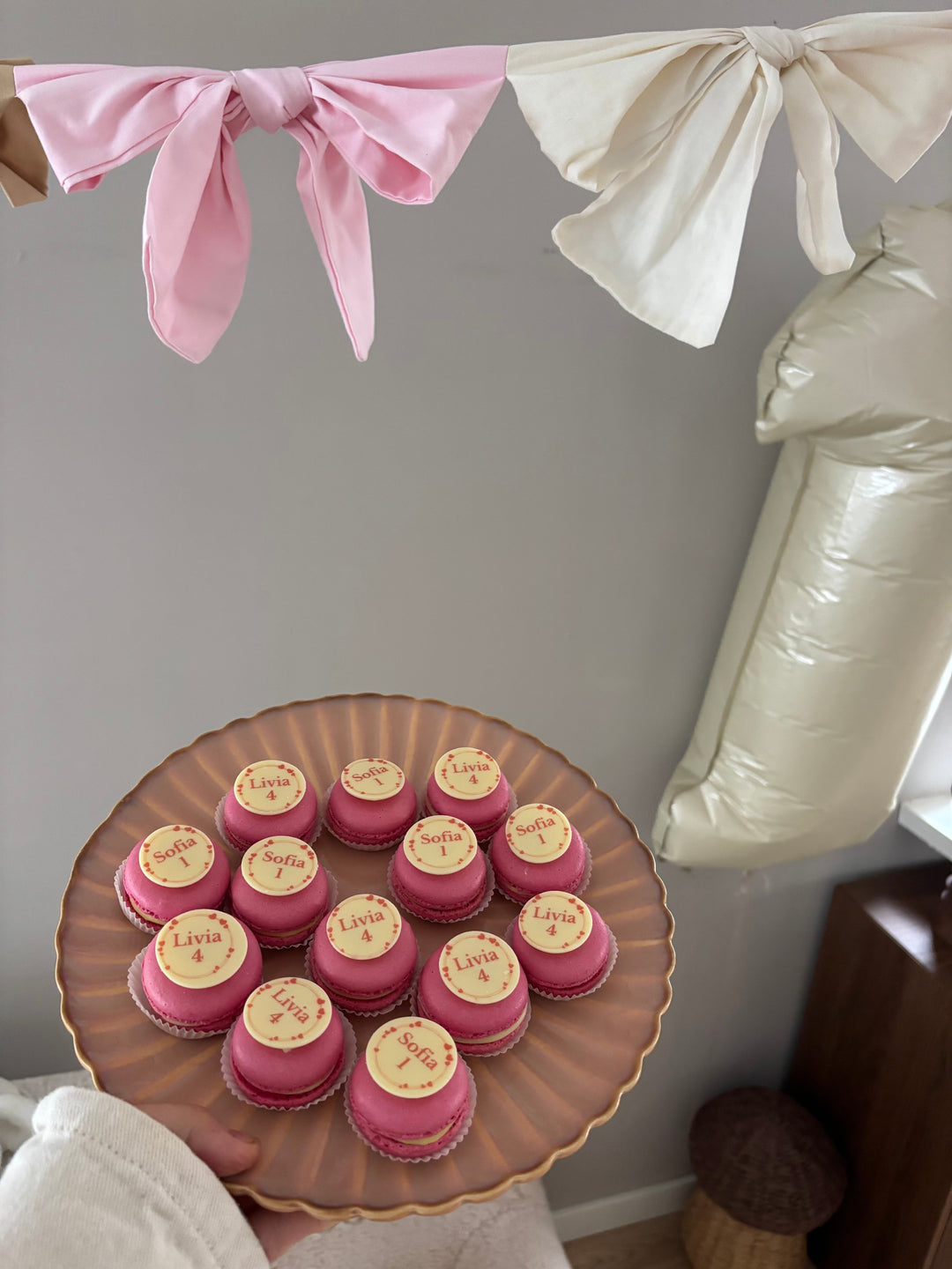 Verjaardag macarons - Naam + Leeftijd - 12 stuks GeboorteMacarons